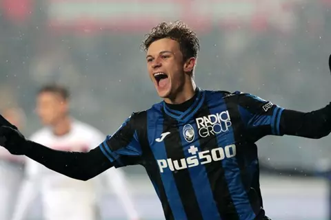 بعد عدة عروض.. أتالانتا يتمسك ببقاء سكالفيني ويرفض بيعه لنيوكاسل